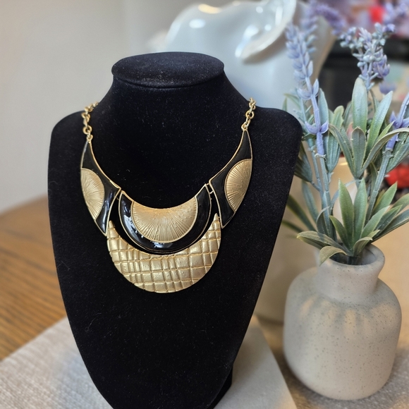 Vintage Matte Gold Necklace with Articulated Bid Design - Picture 1 of 8